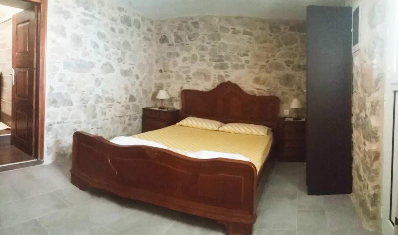 Spiros Apartments 里瓦的亚 外观 照片